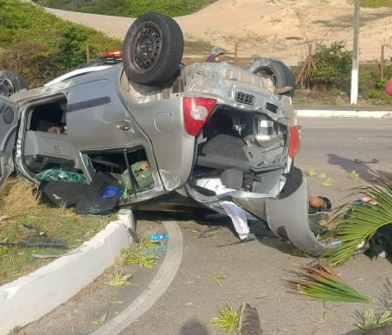 Motorista fica ferido após capotar carro na Via Costeira, em Natal, nesta sexta-feira (24)