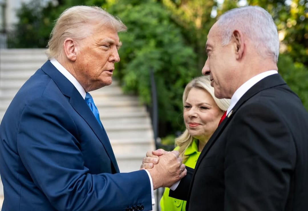 Trump é aclamado em parlamento israelense após libertação de reféns pelo Hamas