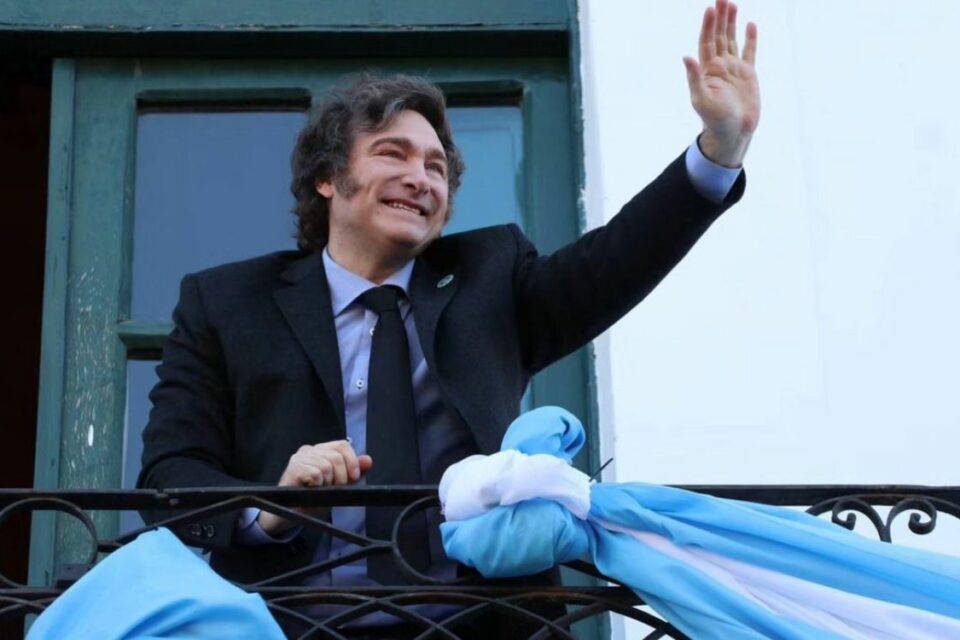 Argentina deixa para trás cem anos de decadência, diz Milei ao celebrar sua vitória