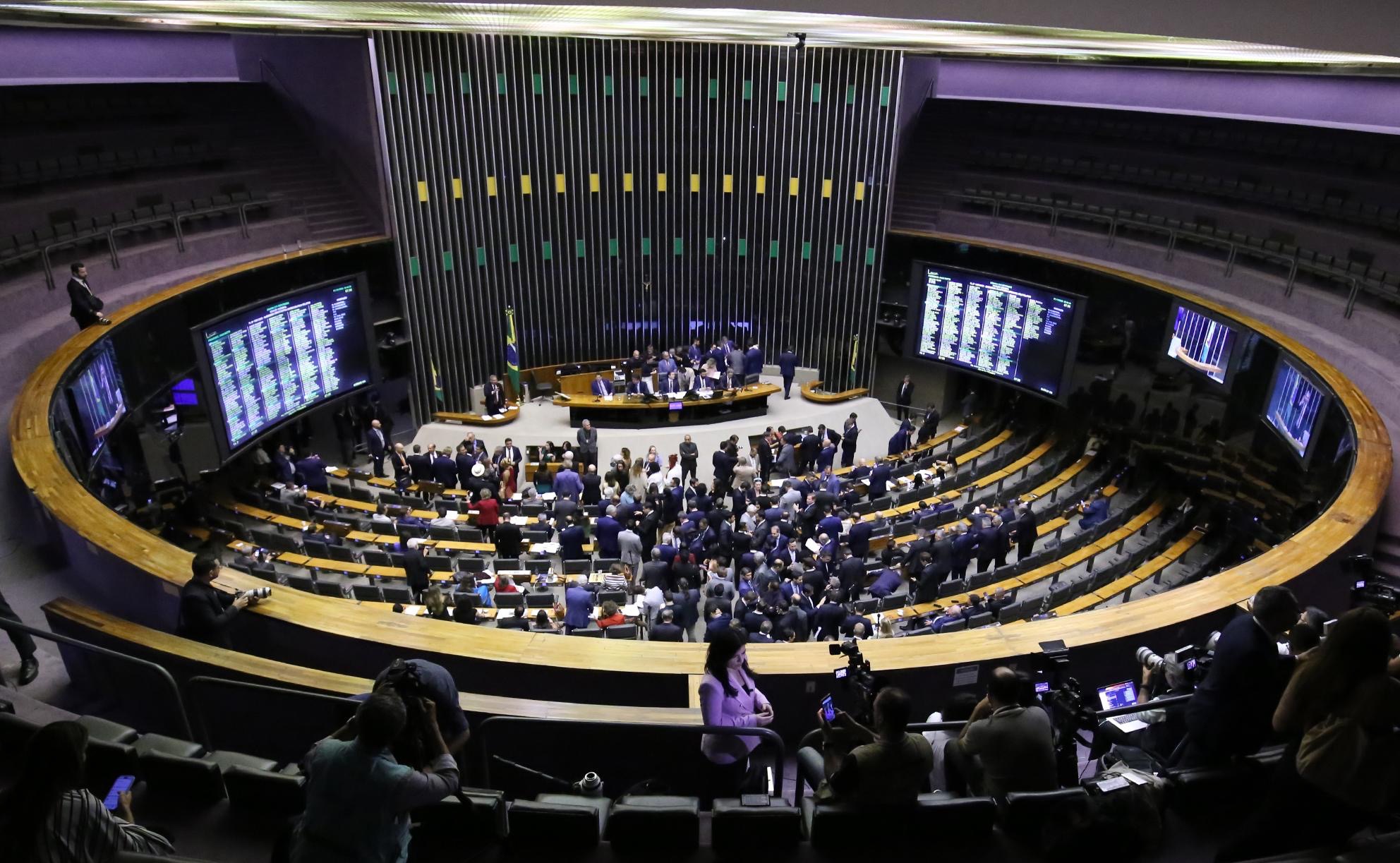 Câmara aprova isenção do IR para quem ganha até R$ 5 mil por mês