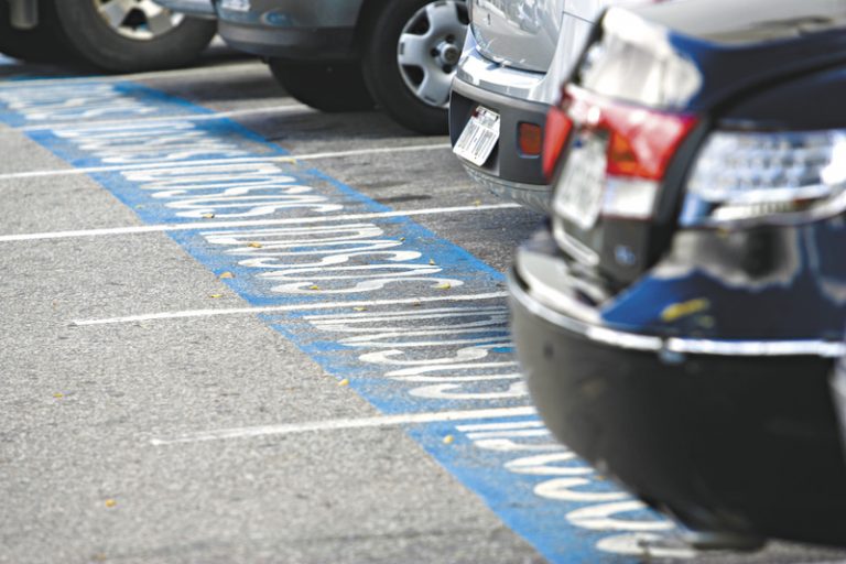 Pessoas com síndrome de Down terão direito a cartão de estacionamento em Natal