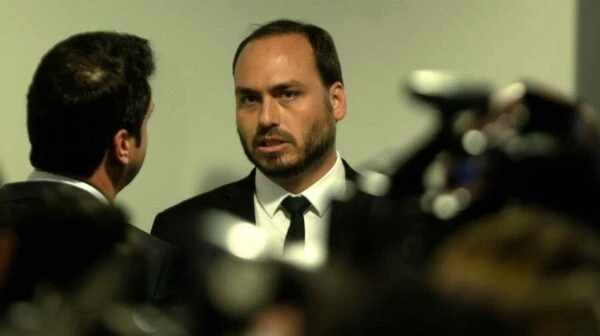 Carlos diz que Bolsonaro ‘voltará mais forte do que nunca’ em 2026