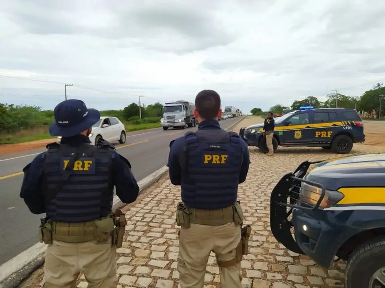 PRF prende três homens e recupera veículo furtado durante fiscalizações em Mossoró