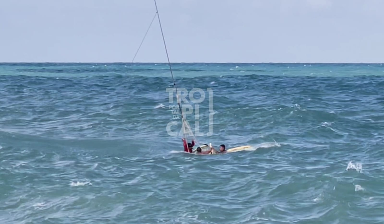 Homem pula das pedras para o mar, outro tenta ajudar e os dois precisam ser socorridos na Praia do Meio