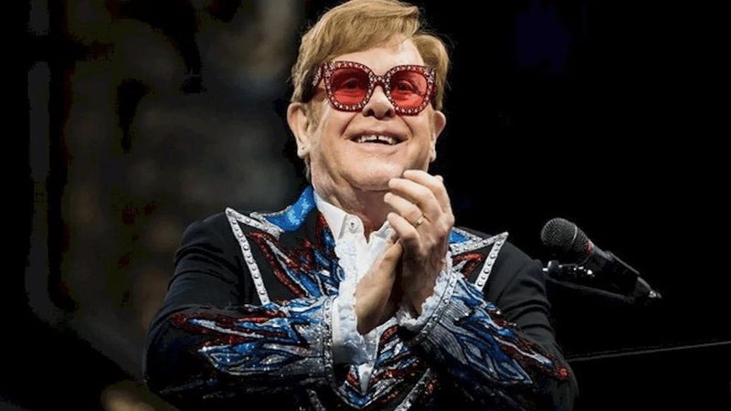 Elton John surpreende fãs e anuncia retorno ao Brasil após "aposentadoria" das turnês