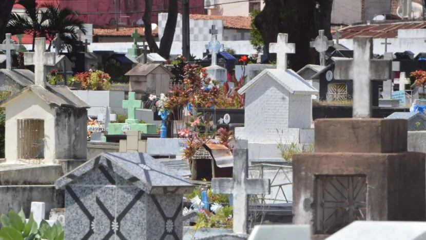 Cemitérios de Natal recebem mais de 60 mil pessoas no Dia de Finados