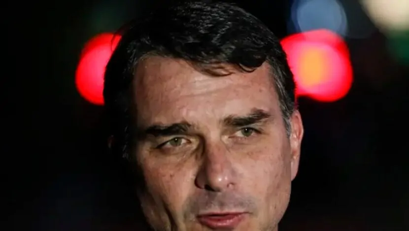 Flávio Bolsonaro diz que pai teme “origem da comida” servida na PF