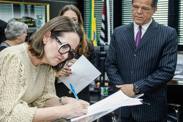 Juíza se forma em Medicina e causa polêmica ao conciliar curso integral com trabalho