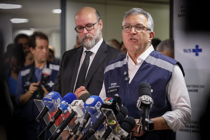 Ministro Padilha promete ação contra médicos que questionam vacina