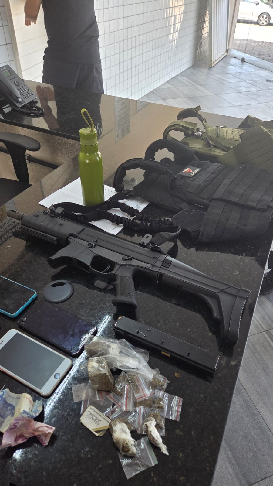 PM apreende fuzil e coletes balísticos em Mãe Luíza
