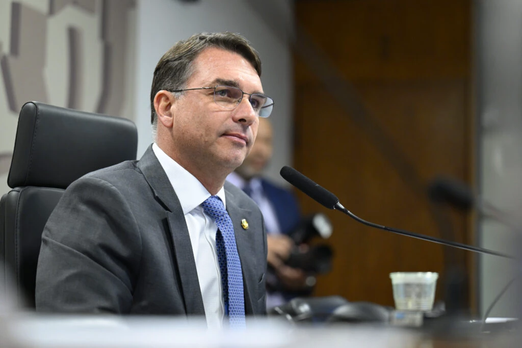 Flávio faz vaquinha para famílias de policiais mortos e bate meta