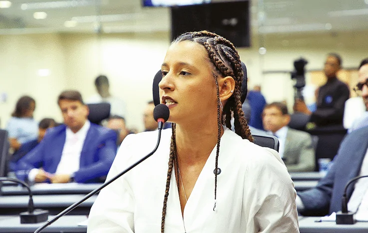 Vereadora Brisa Bracchi, em ataque de fúria, tenta impedir sessão e agride verbalmente o presidente Eriko Jácome
