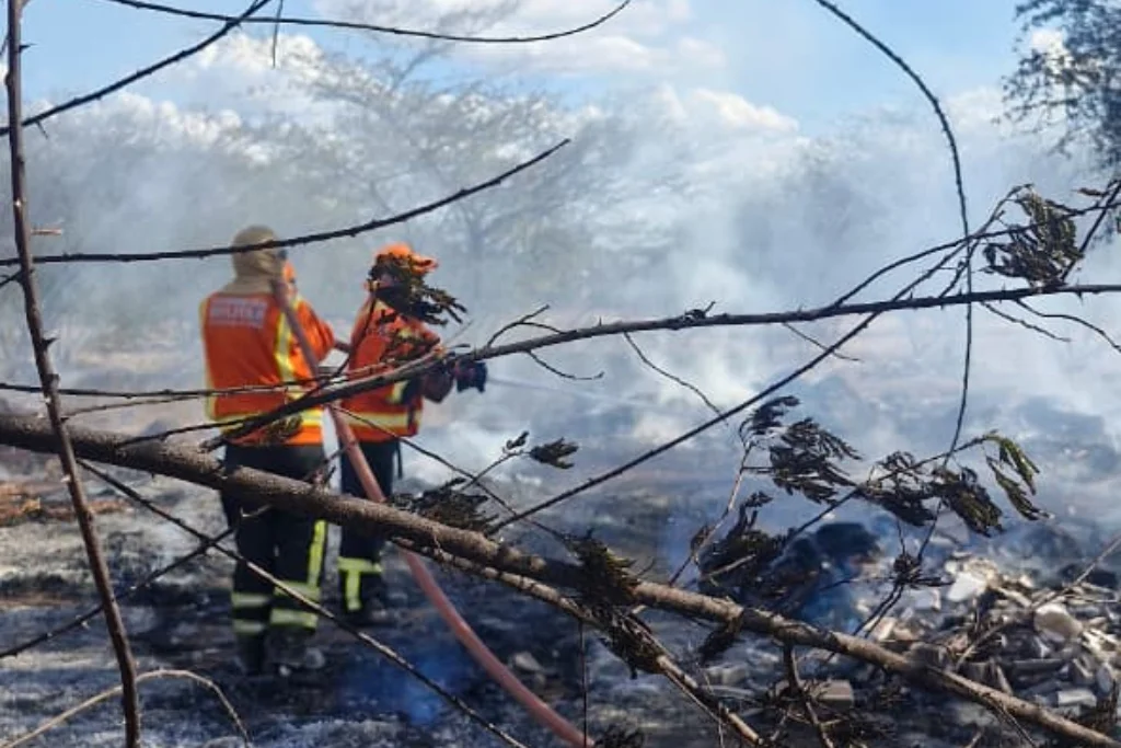 Bombeiros do RN atuam em incêndio de grandes proporções em lixão na Praia de Pitangui, em Extremoz