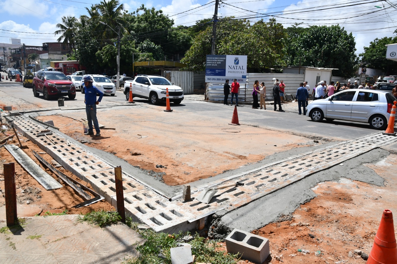 Paulinho Freire visita obra de drenagem na Avenida 4, no Alecrim