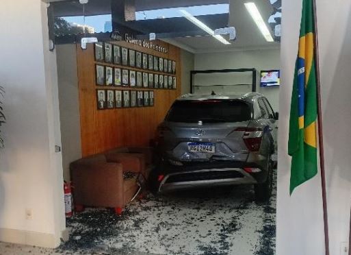 Carro desgovernado invade prédio da AABB em Natal