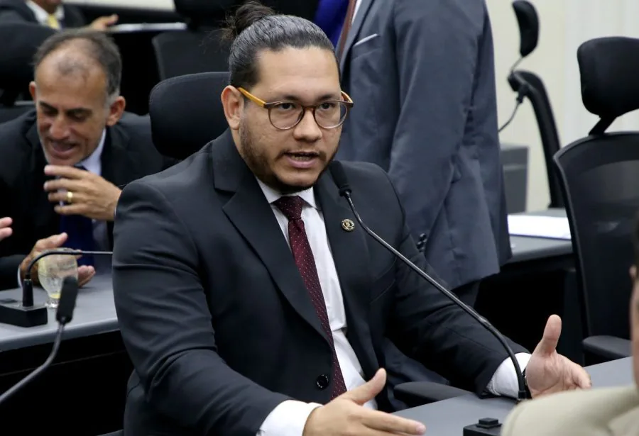 Faustino envia novo pedido de cassação contra Brisa e inclui suposta venda de ingressos em eventos que receberam emendas