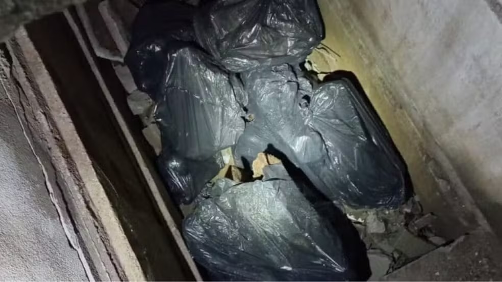 Homem é preso com crânio humano na mochila e afirma que usaria em ritual de magia