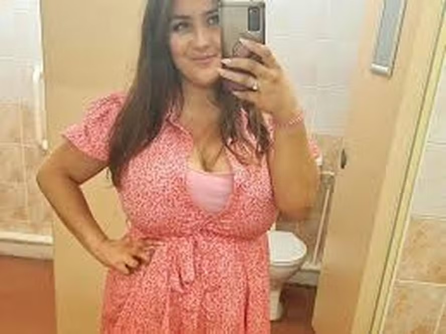 Mulher com os ‘maiores seios da Grã-Bretanha’ implora por cirurgia e cria vaquinha; eles chegam a pesar 16kgs