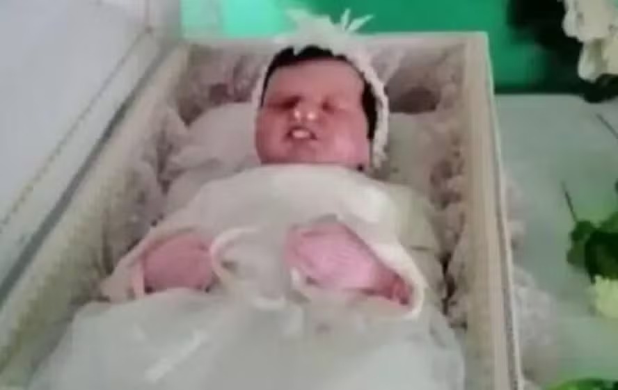 Mulher acusada de fingir gravidez e realizar funeral com boneca é absolvida