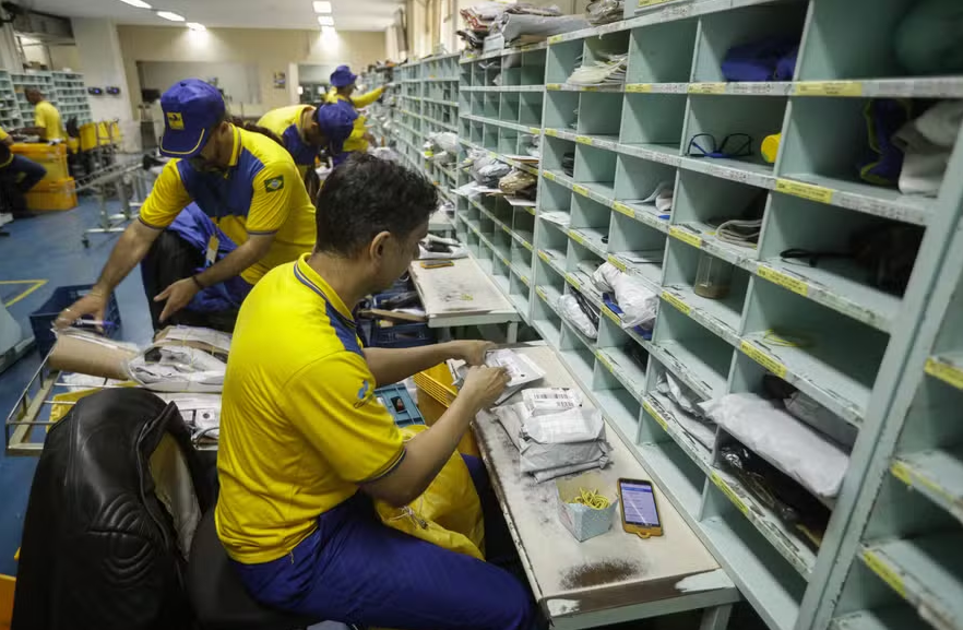 Correios entram em alerta máximo: estatal busca R$ 10 bilhões em 15 dias e prepara PDV para cortar 10 mil funcionários