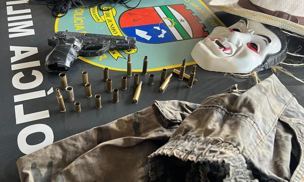 Operação “Farol da Justiça” localiza terceiro acampamento com munições, roupas táticas e coletes em Mãe Luiza
