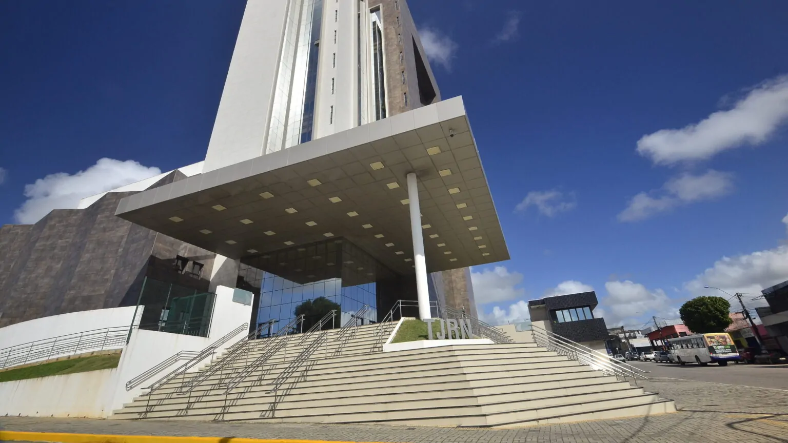 Justiça do RN bloqueia R$ 20 mil de empresa de rede social por descumprimento de ordem judicial