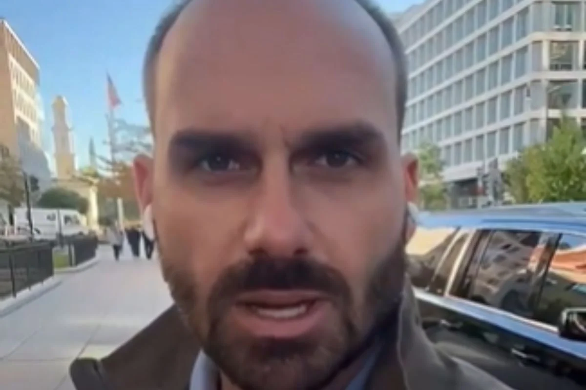 Eduardo Bolsonaro reage a governador que o chamou de louco: “Bosta”