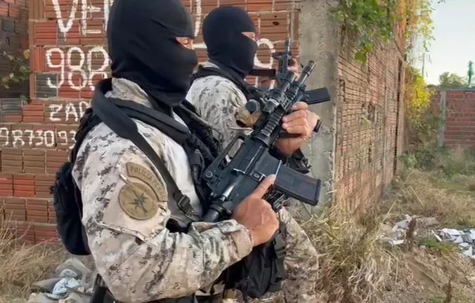 Operação em Mãe Luiza prende 16 suspeitos e desativa acampamentos de facções