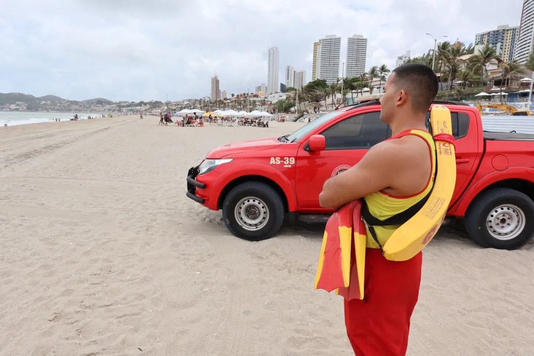 Dois homens são resgatados após afogamento na Praia de Areia Preta