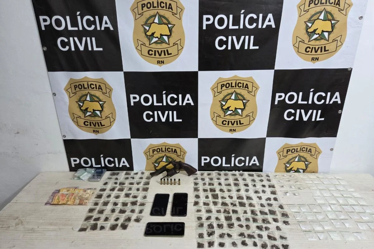 Polícia prende três homens e apreende dois adolescentes suspeitos de tráfico de drogas em Pipa