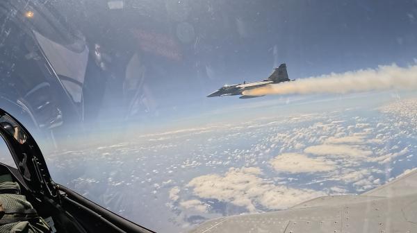 Em exercício na costa do RN, Gripen da FAB dispara míssil pela primeira vez