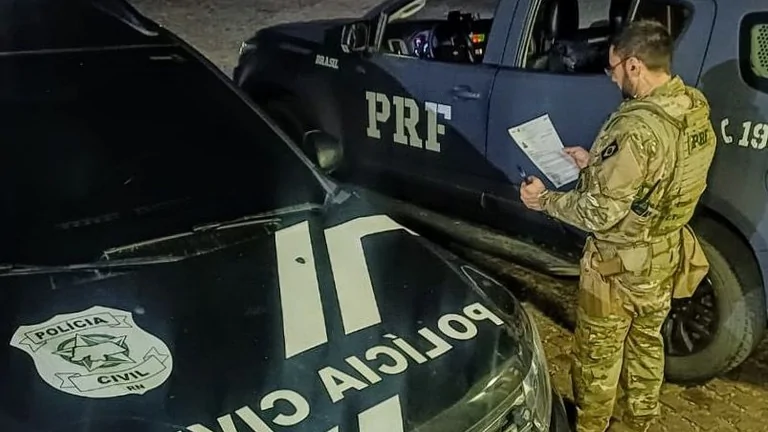 PRF e Polícia Civil prendem homem com mandado aberto por organização criminosa em Natal
