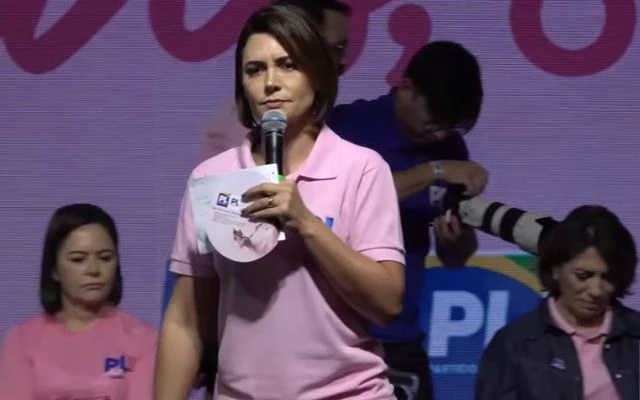 Michelle diz que Congresso está “de joelhos em frente ao STF”