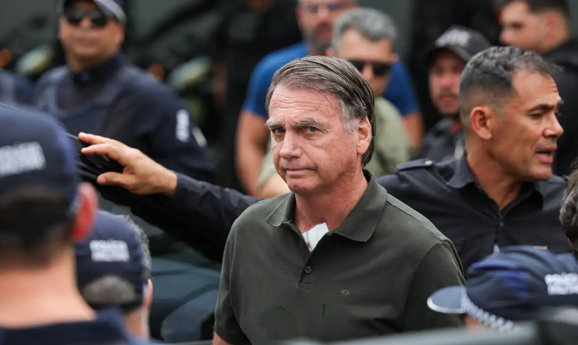 Alexandre de Moraes decide que Bolsonaro vai começar a cumprir pena de 27 anos e 3 meses na Polícia Federal