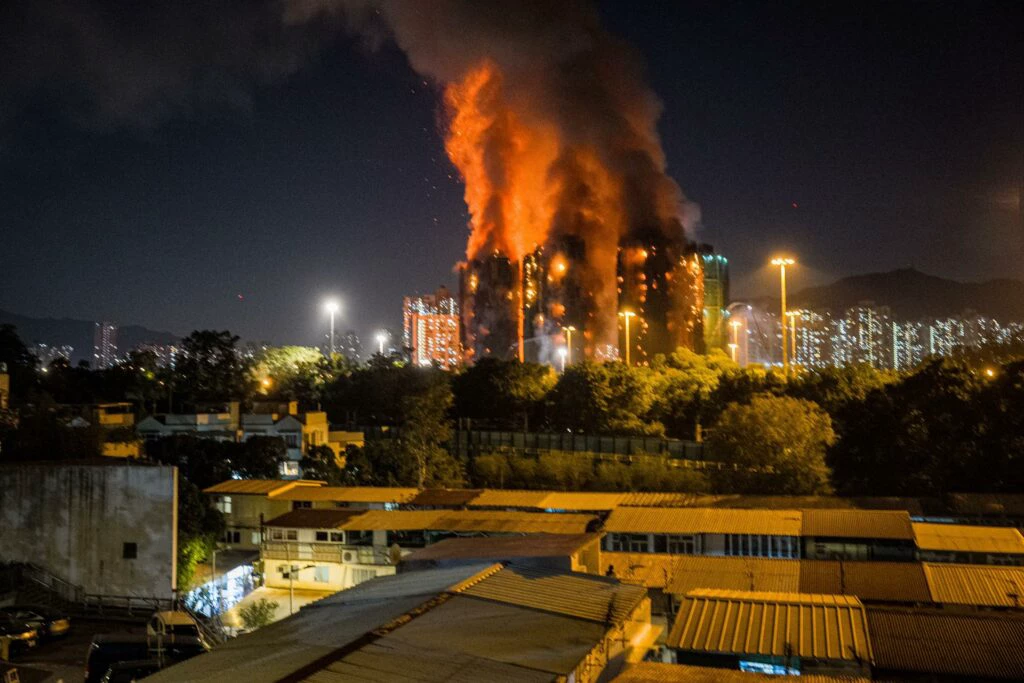 Incêndio de grandes proporções em Hong Kong deixa 4 mortos