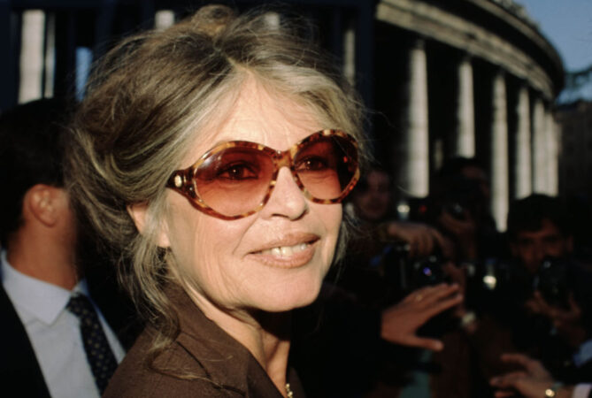 Equipe pede oração após Brigitte Bardot ser hospitalizada novamente na França
