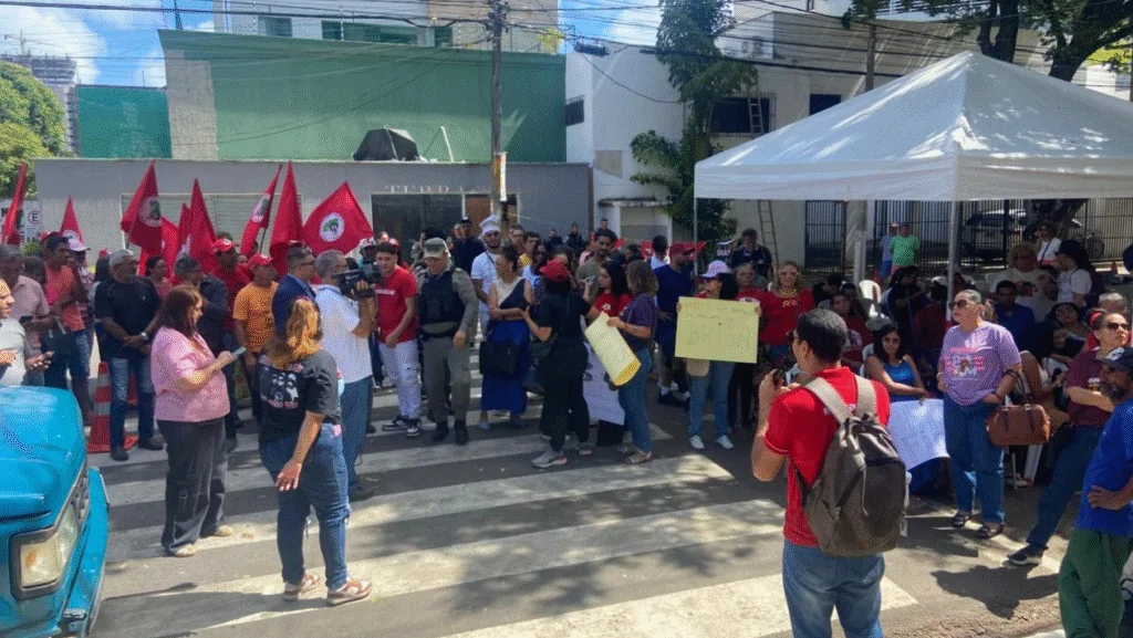 Apoiadores de Brisa fazem ato em frente à Câmara contra cassação da vereadora