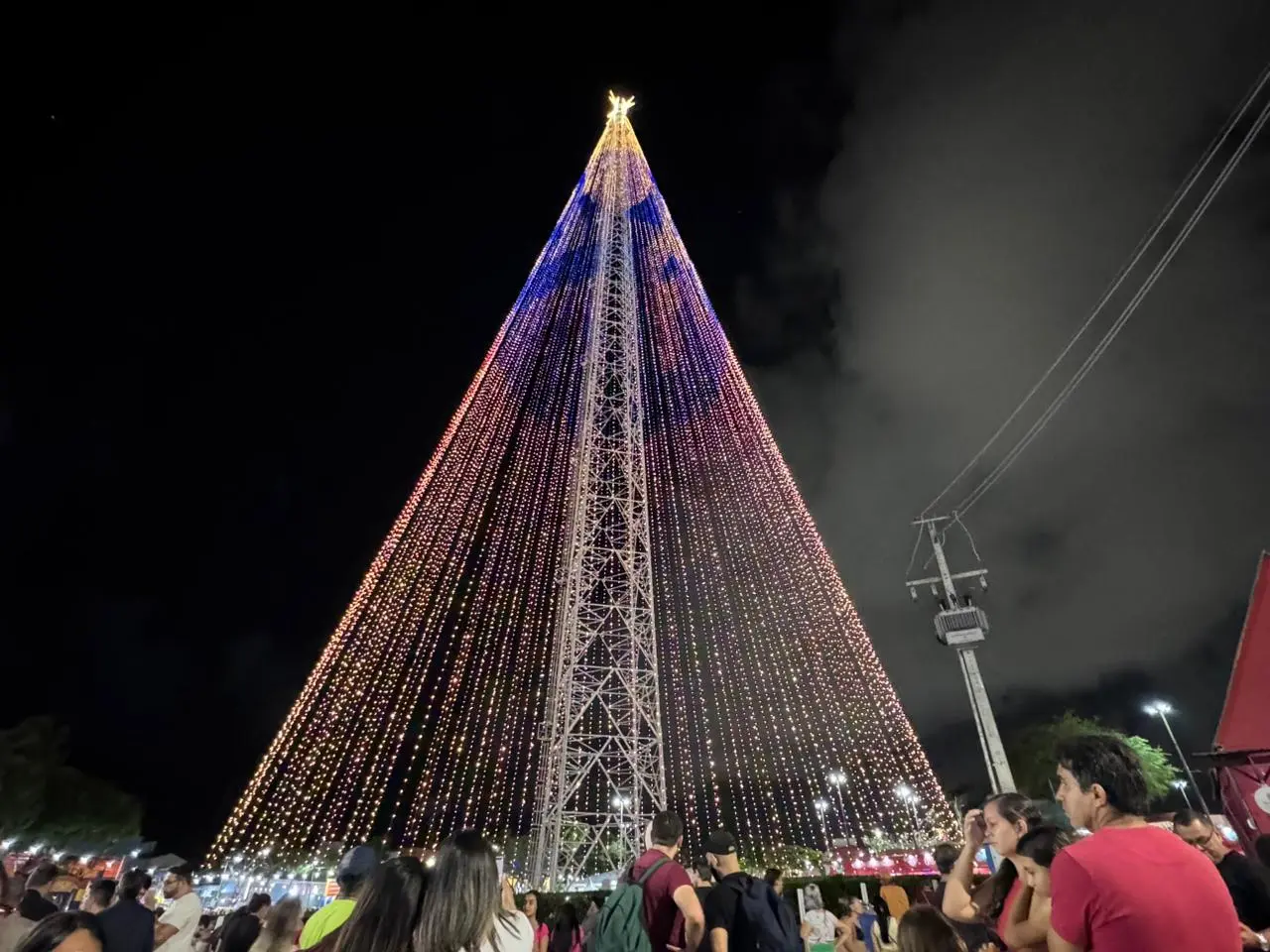 Árvore de Mirassol: acendimento atrai grande público e prefeito confirma Claudia Leitte no Natal em Natal