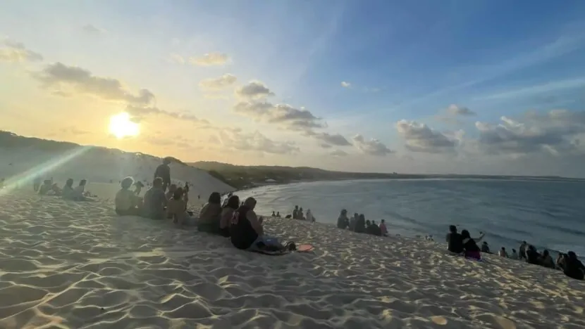 Dunas de Genipabu viram ponto de encontro da ao pôr do sol
