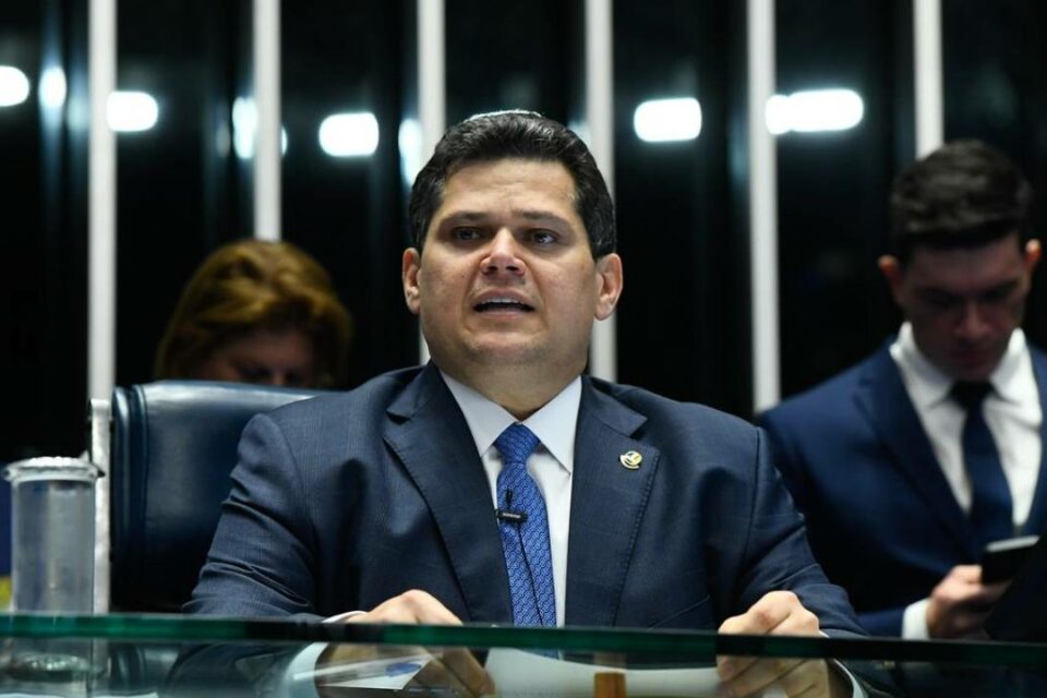 Ministério ‘mata’ renovação de licença de rádio de oposição a Alcolumbre