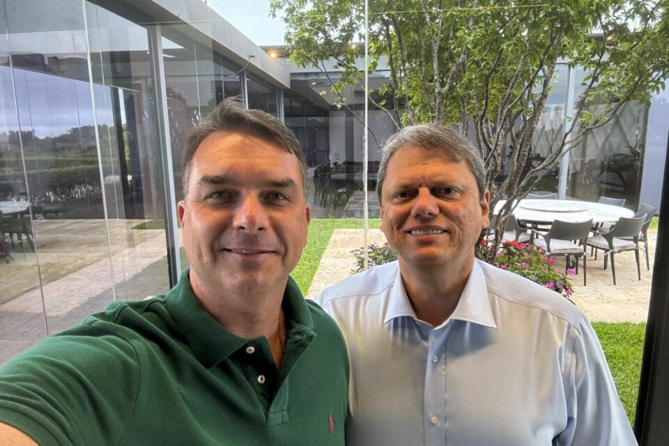 Flávio Bolsonaro nega fragmentação da direita e elogia Tarcísio