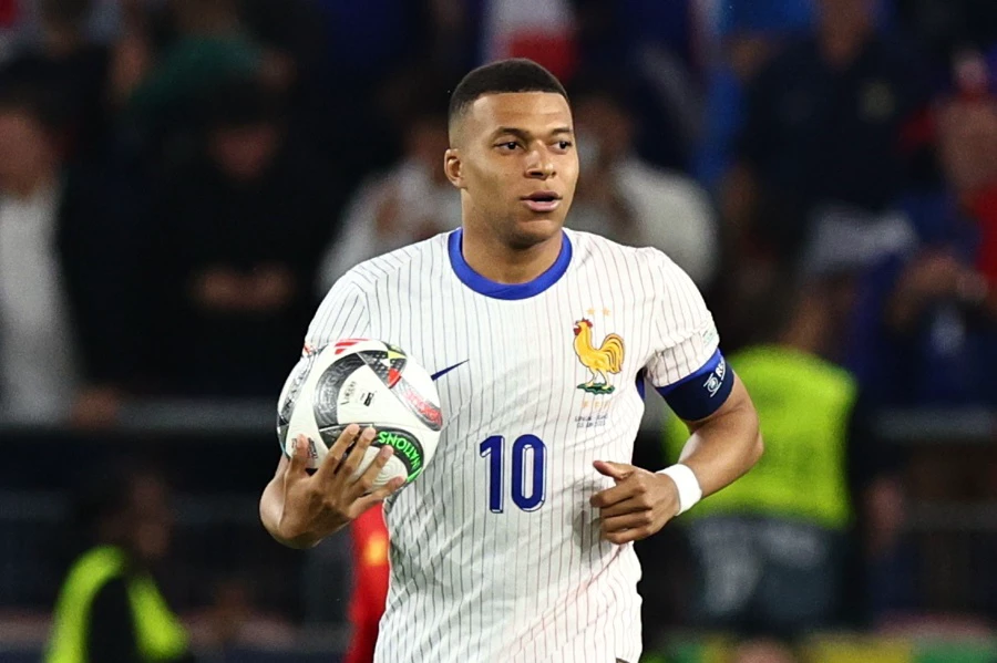 Policial que ganhou doação de Mbappé é punido na França