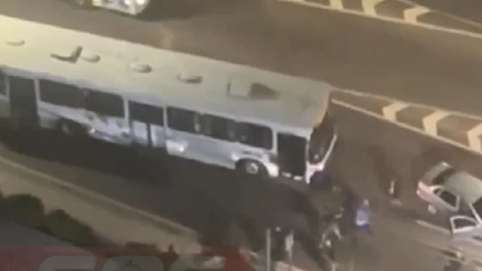 Coletivo é cercado e apedrejado na BR-101, em Natal; polícia investiga possível briga de torcidas