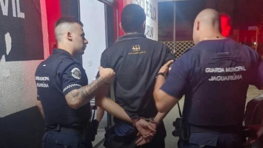 Jovem mata padrasto por beijar sua mãe na noite de Natal