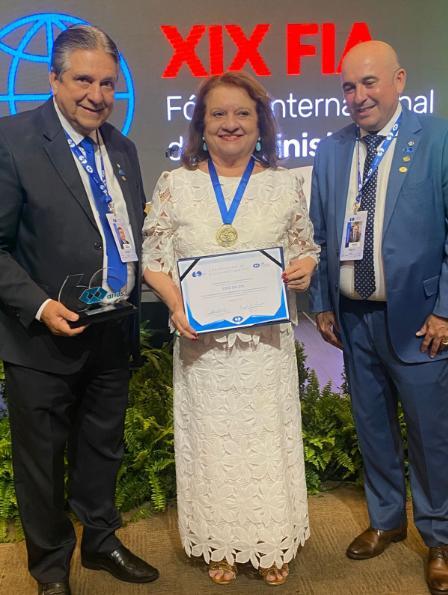 Durante o XIX Fórum Internacional de Administração, a administradora potiguar, Ione Salem, foi eleita a melhor Conselheira Federal do Brasil