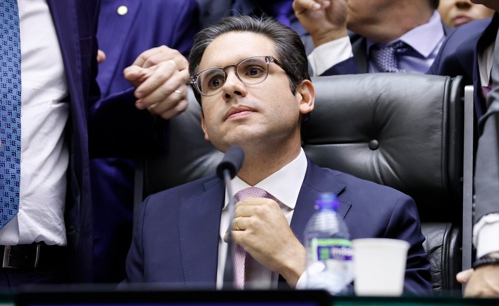 Motta notifica Eduardo Bolsonaro sobre processo de perda do mandato