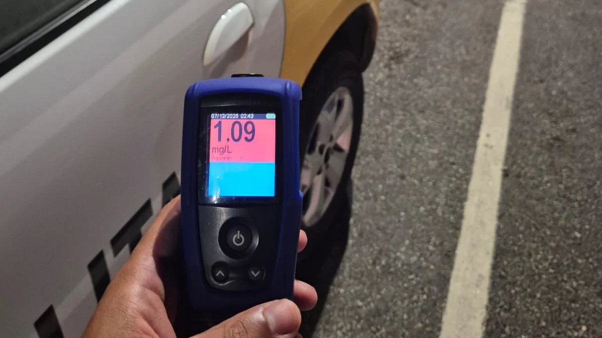 Blitz do CPRE registra 14 autuações e detém mulher por alcoolemia três vezes acima do limite