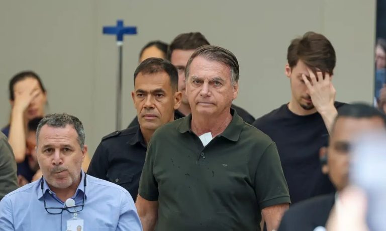 Alexandre de Moraes autoriza internação de Bolsonaro para realização de cirurgia