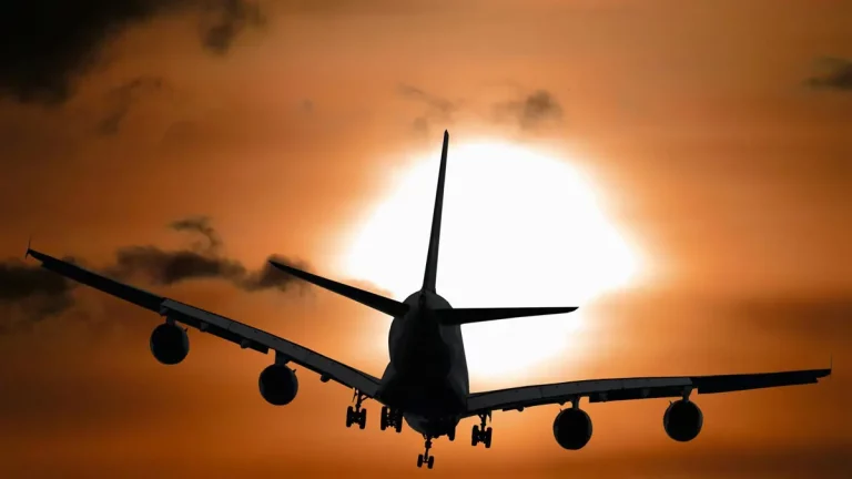 76% dos brasileiros querem viajar, mas segurança financeira ainda divide o país