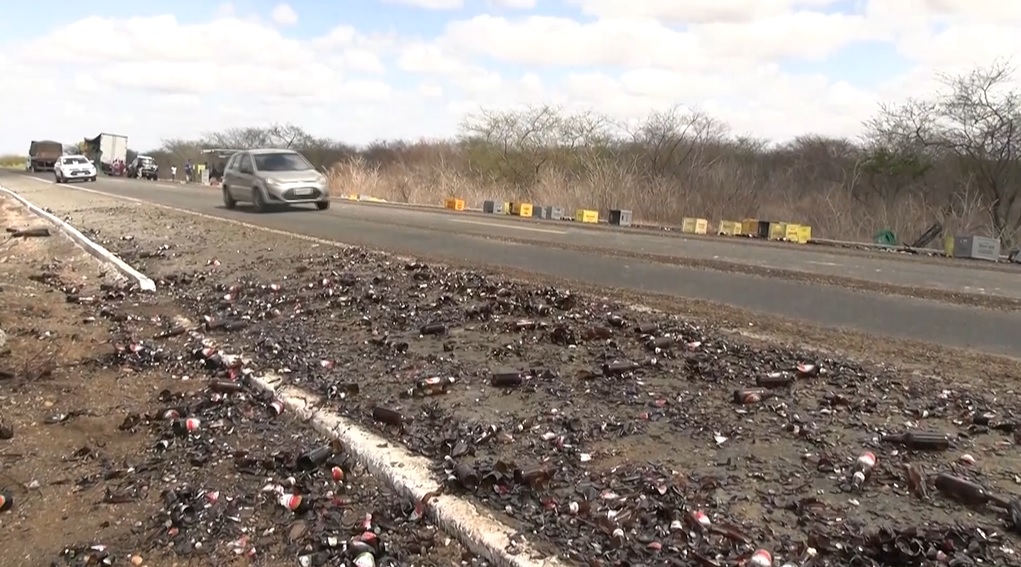 Cervejas ficam espalhadas pela BR-304 após colisão entre carretas em Mossoró